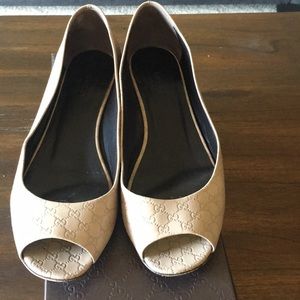 Gucci open toed flat. Cream